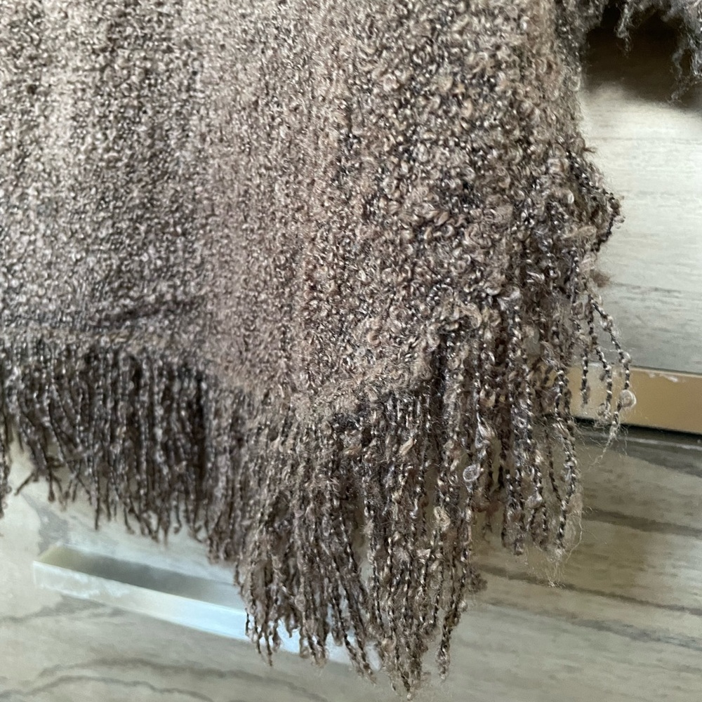 Alyafoi Sweater - Picture 12 of 16